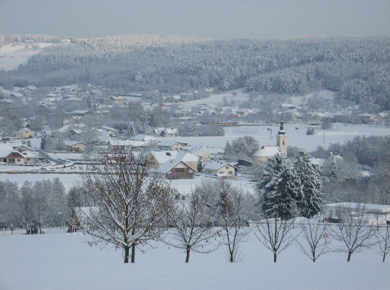 Blick auf das verschneite Ollersdorf im Burgenland