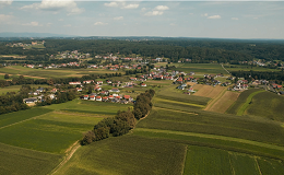 Vorschaubild des Drohnenflugvideos über Ollersdorf im Burgenland